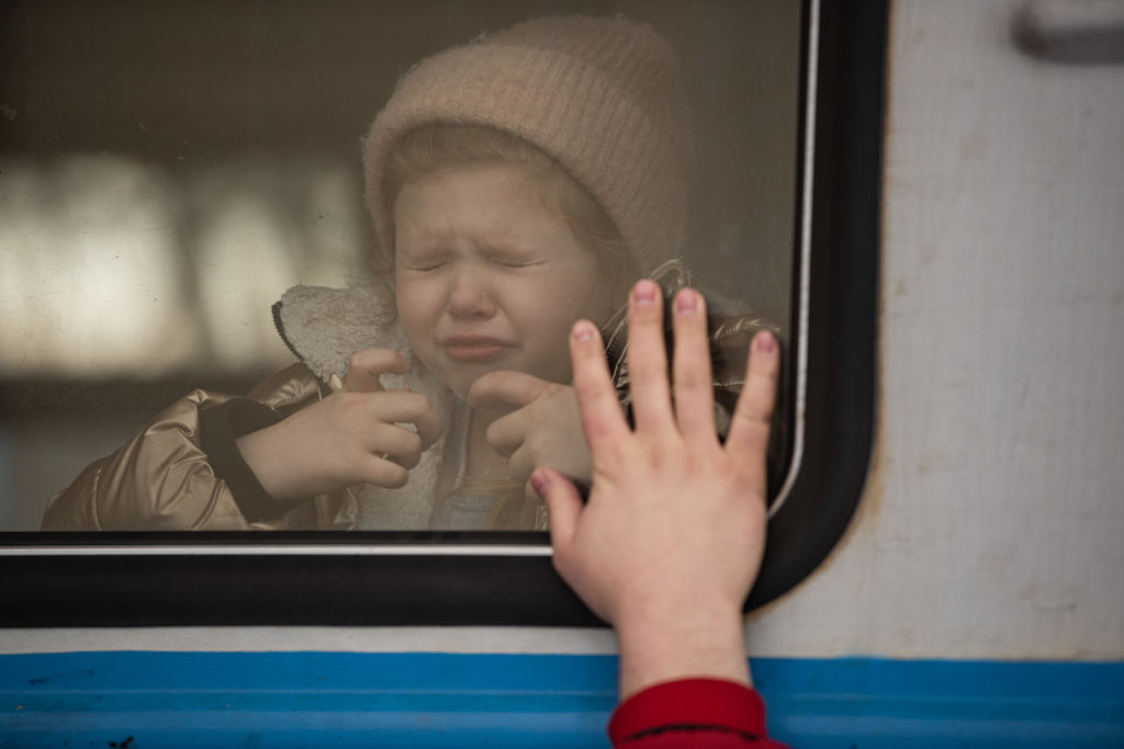 Mii de copii din Ucraina ar fi fost ”răpiți” de soldați și duși în Rusia: ”Nu este asistență, este o răpire”