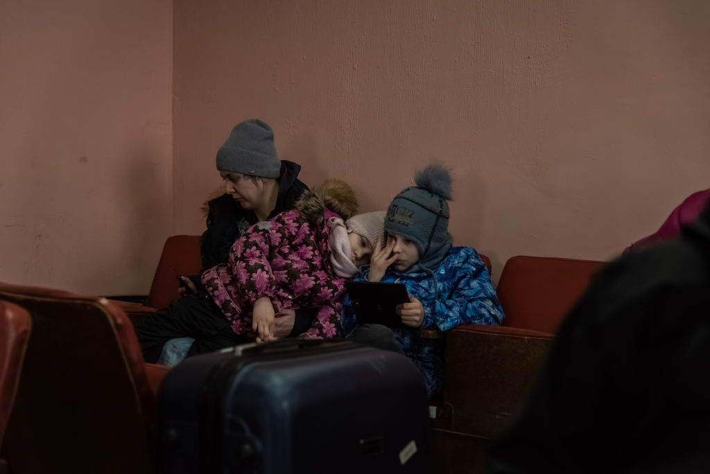 Un an de război. Momentele emoționante cu refugiații ucraineni la granițe, care fugeau de invazia Rusiei | GALERIE FOTO - Imaginea 1