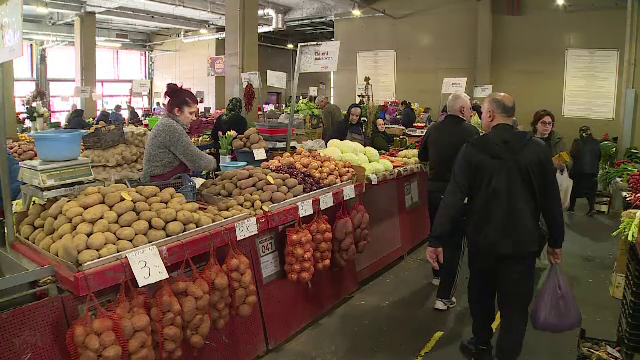 Anul acesta, cartofii noi vor ajunge mai devreme în piețe și magazine, însă cu prețuri record. Cât ajunge să coste un kg