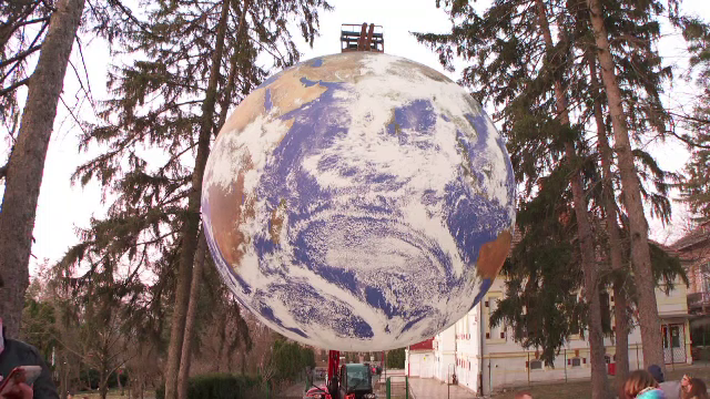 O instalație artistică ce înfățișează planeta Pământ a fost instalată la Grădina Botanică din Cluj-Napoca