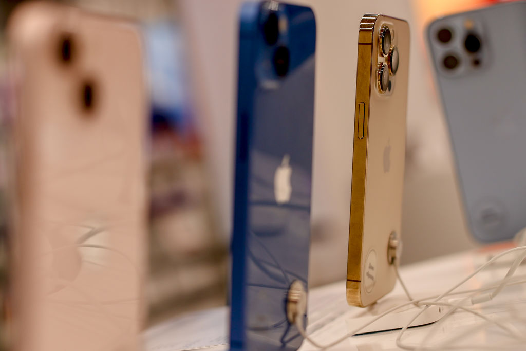 Apple va reduce producţia de telefoane iPhone şi căşti wireless AirPods