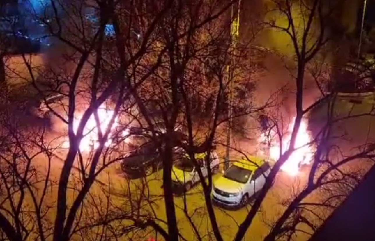 Două mașini cu același proprietar, incendiate în Galați. Polițiștii suspectează o răzbunare