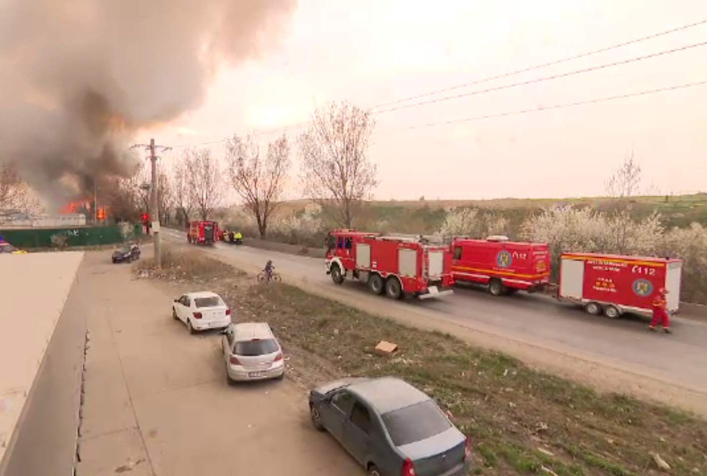 Incendiul puternic de centrul de deșeuri din Glina, întreținut de plastic și urmele de combustibil. Nu a fost stins nici acum