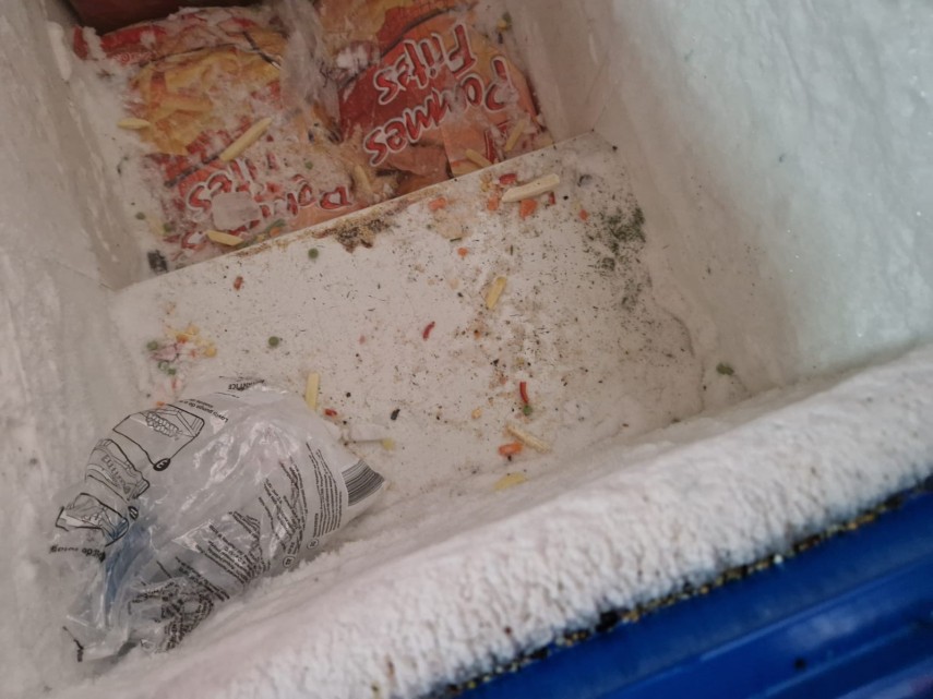 Alimente expirate şi mizerie, la un restaurant din județul Constanţa. Localul a fost închis. FOTO - Imaginea 1