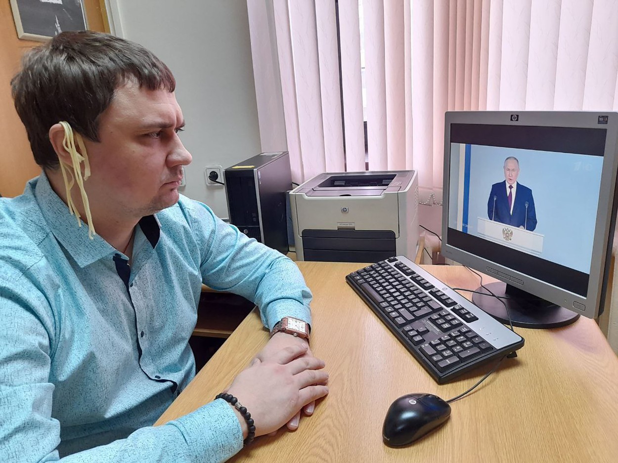 Un deputat rus l-a ironizat pe Vladimir Putin urmărindu-i discursul cu tăiței la urechi. Ce înseamnă acest gest - Imaginea 1