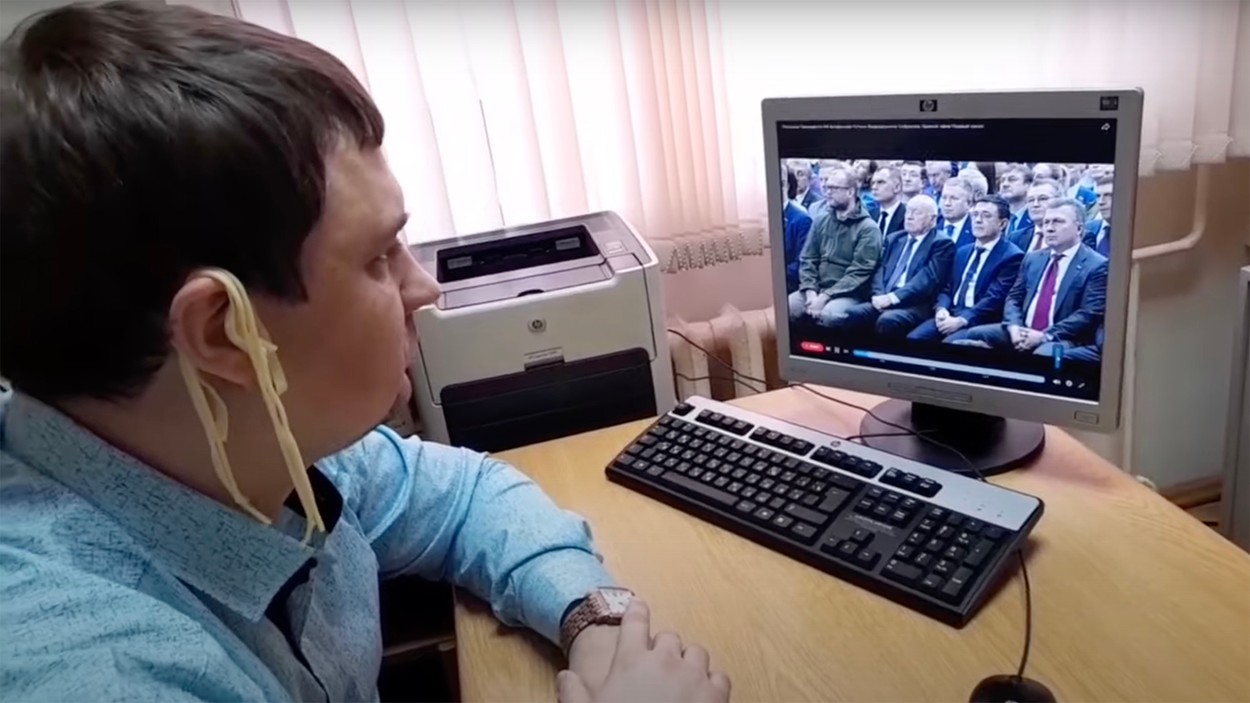 Un deputat rus l-a ironizat pe Vladimir Putin urmărindu-i discursul cu tăiței la urechi. Ce înseamnă acest gest - Imaginea 3