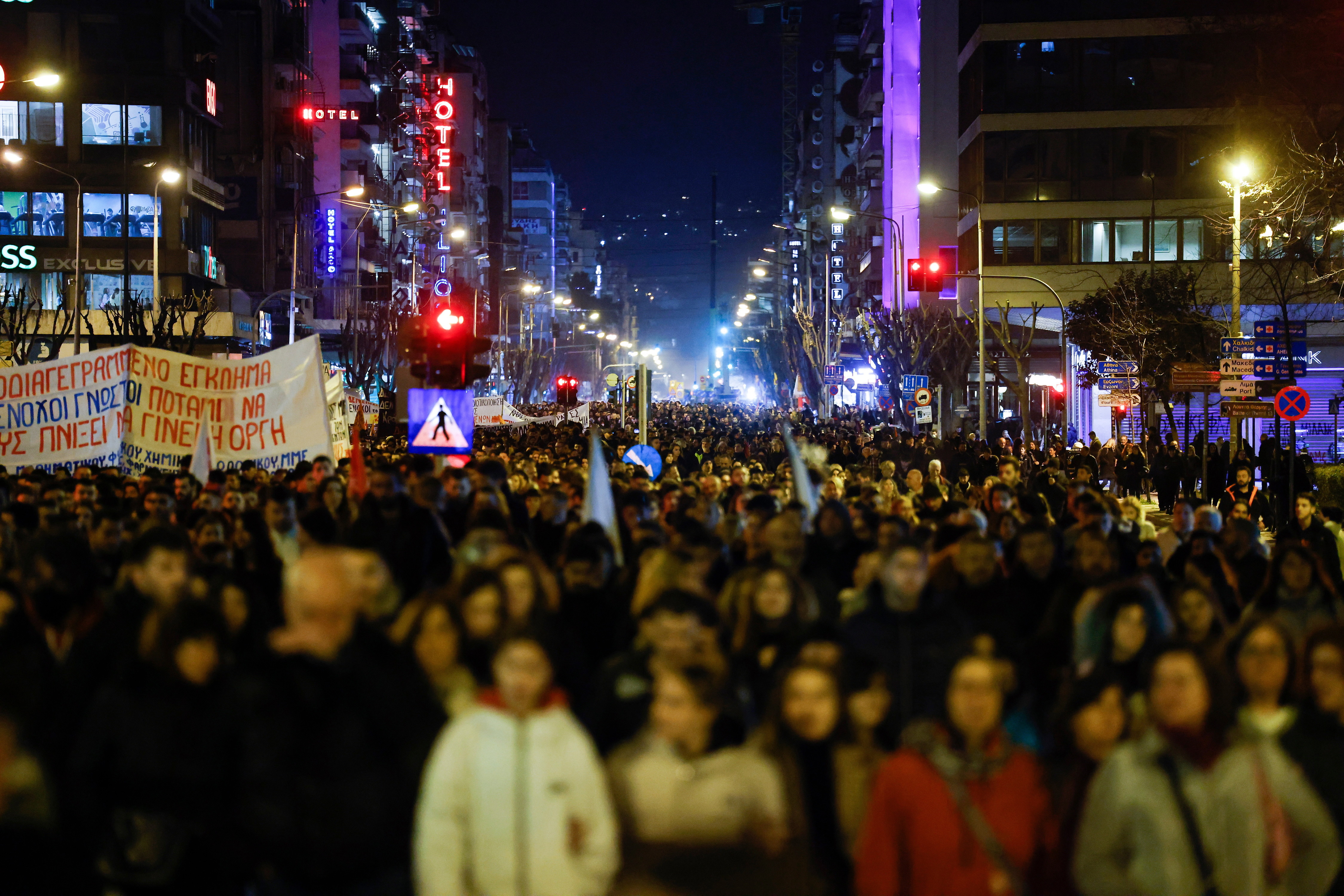 Proteste violente în Salonic și Atena, după dezastrul feroviar din Grecia. Demonstranții au aruncat cu pietre și petarde - Imaginea 1