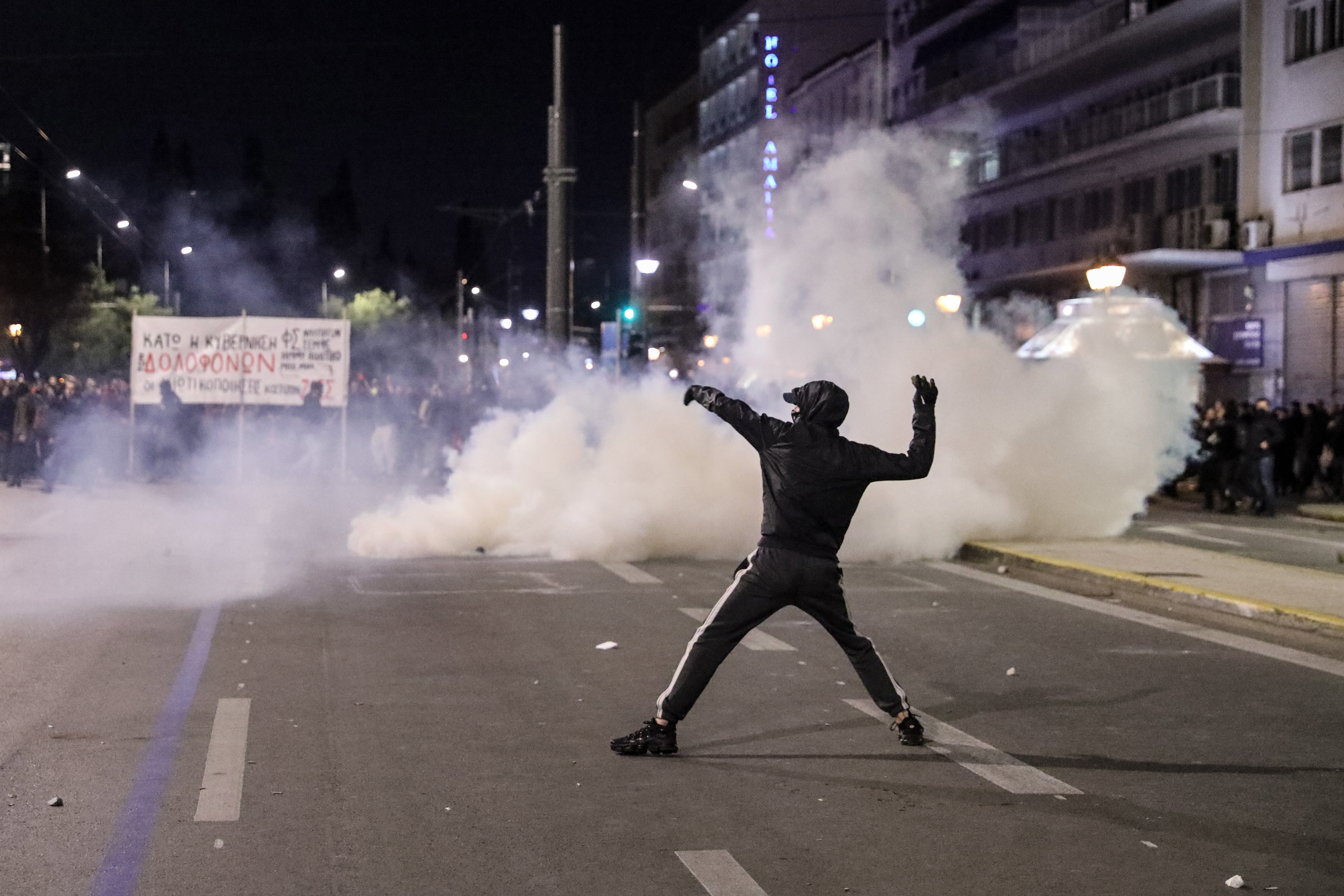 Proteste violente în Salonic și Atena, după dezastrul feroviar din Grecia. Demonstranții au aruncat cu pietre și petarde - Imaginea 3