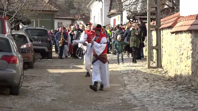 Cum alungă spiritele rele și iarna tinerii din Rimetea: Avem și sicriu. Îl înmormântăm pe Dome. GALERIE FOTO - Imaginea 2