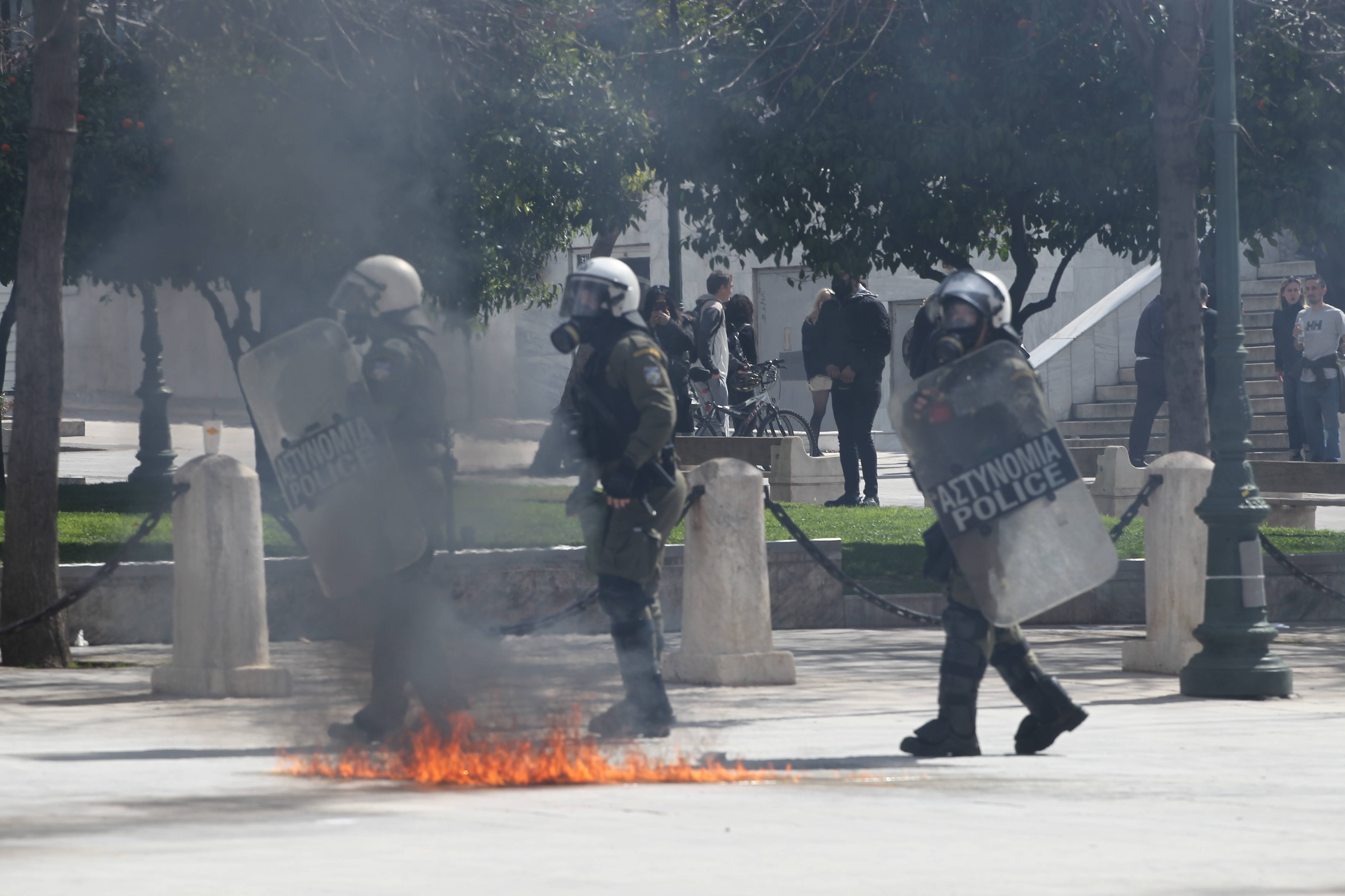 Proteste violente în Grecia, după dezastrul feroviar în care a murit și un român. Ciocniri între poliţie şi manifestanţi - Imaginea 1
