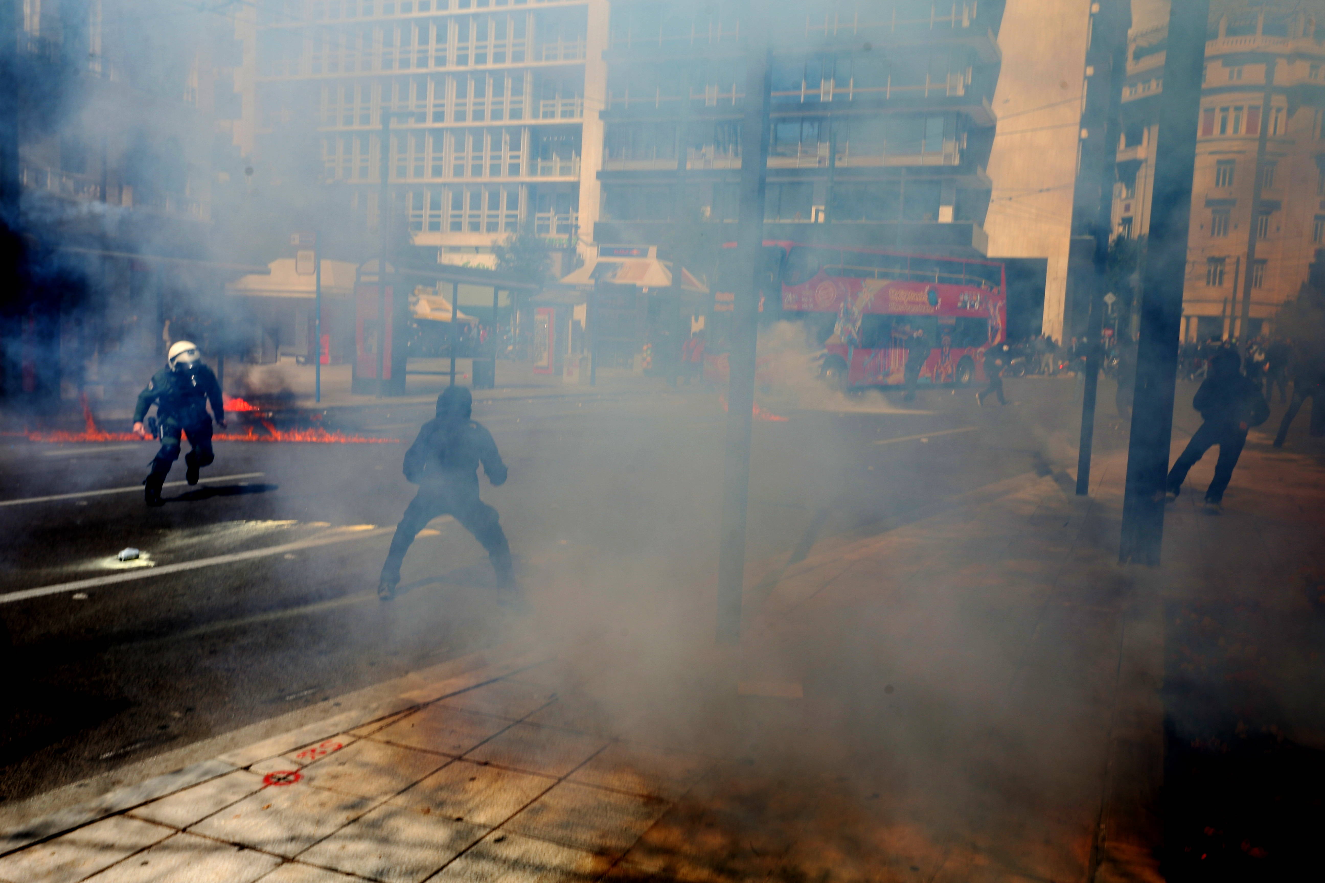 Proteste violente în Grecia, după dezastrul feroviar în care a murit și un român. Ciocniri între poliţie şi manifestanţi - Imaginea 3
