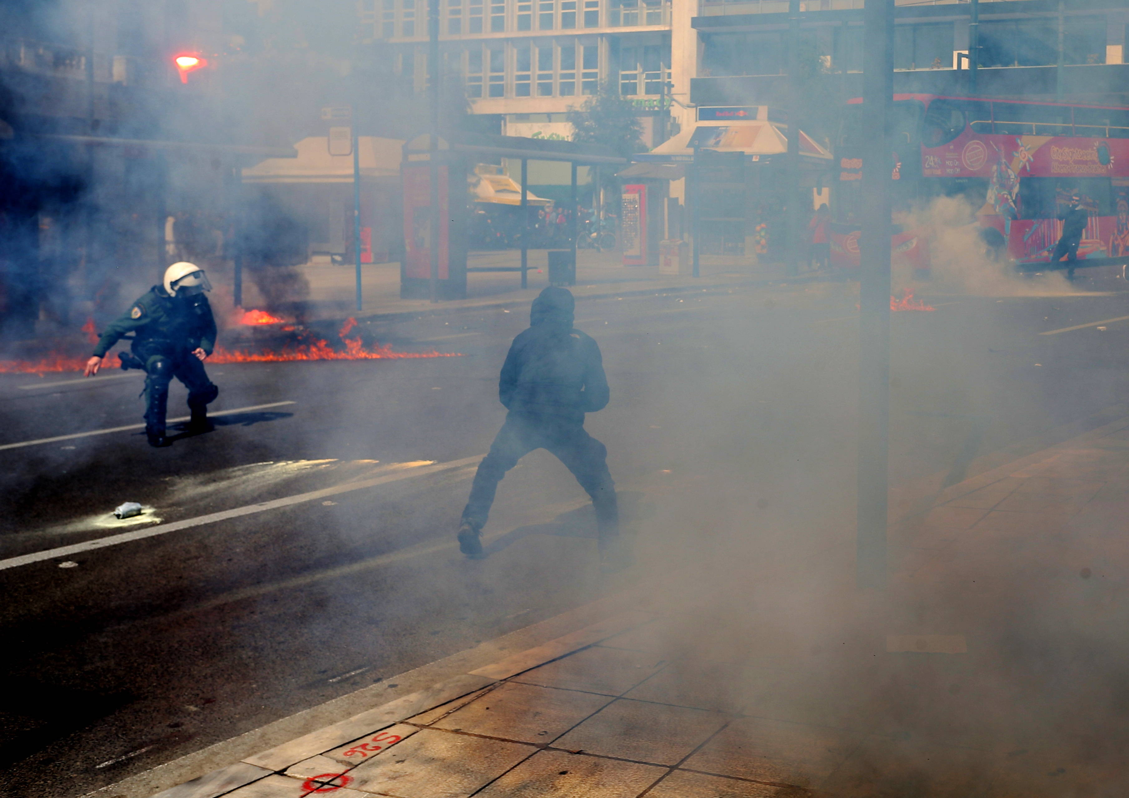 Proteste violente în Grecia, după dezastrul feroviar în care a murit și un român. Ciocniri între poliţie şi manifestanţi - Imaginea 5