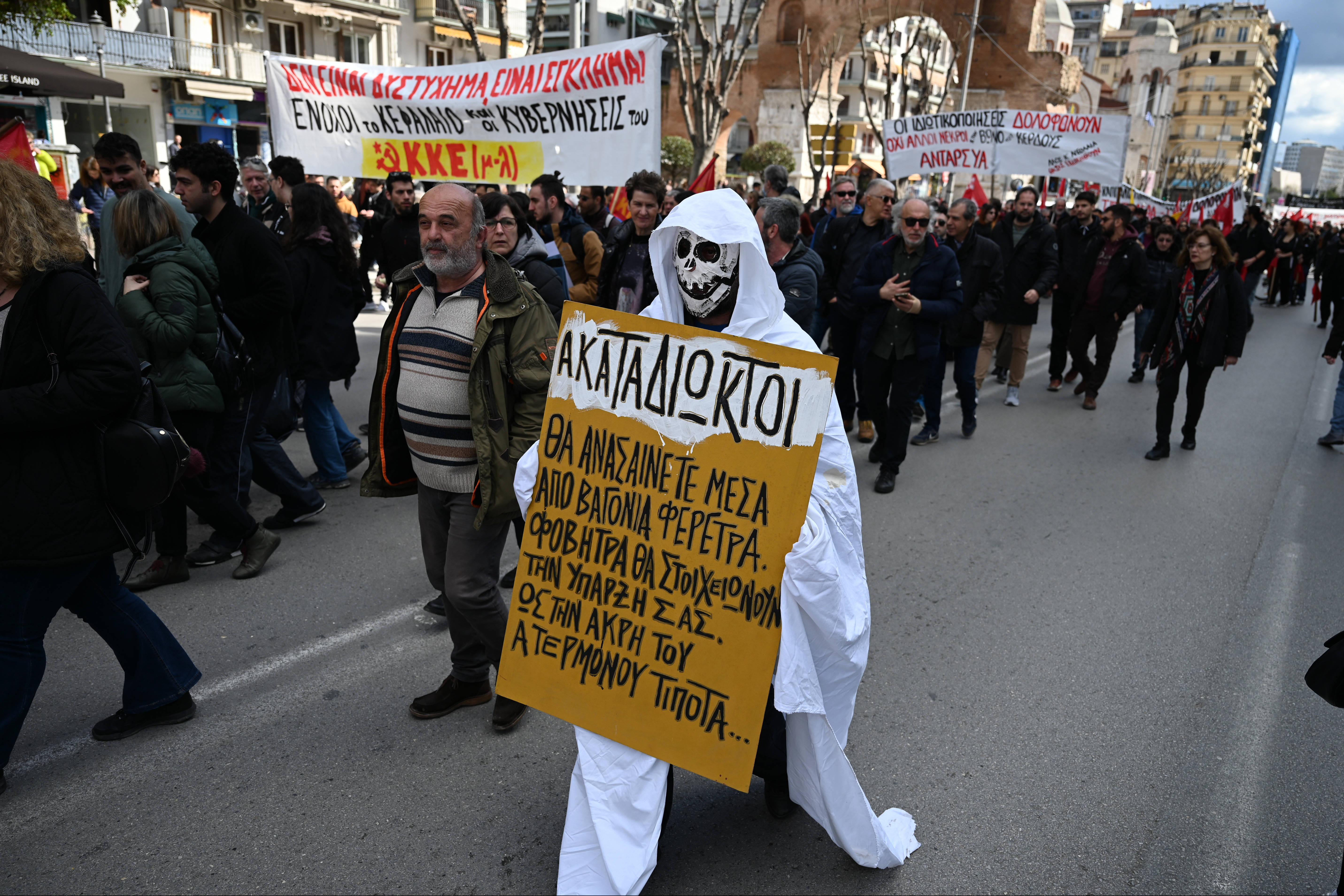 Proteste violente în Grecia, după dezastrul feroviar în care a murit și un român. Ciocniri între poliţie şi manifestanţi - Imaginea 8