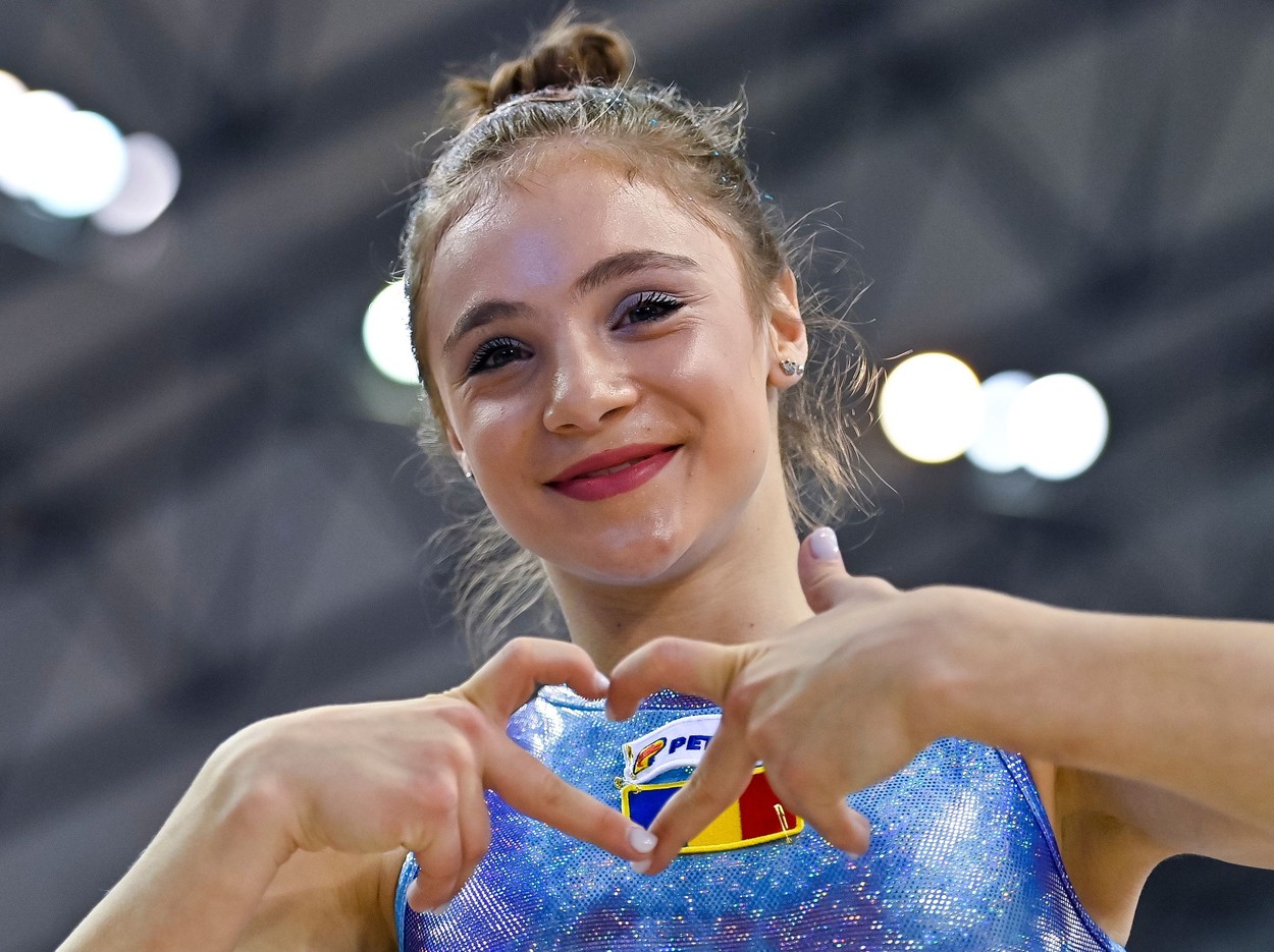 Sabrina Maneca Voinea, noua stea a gimnasticii românești. A luat la două medalii de aur la Cupa Mondială de la Doha. FOTO - Imaginea 5