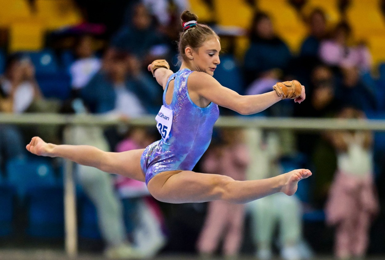 Sabrina Maneca Voinea, noua stea a gimnasticii românești. A luat la două medalii de aur la Cupa Mondială de la Doha. FOTO - Imaginea 8