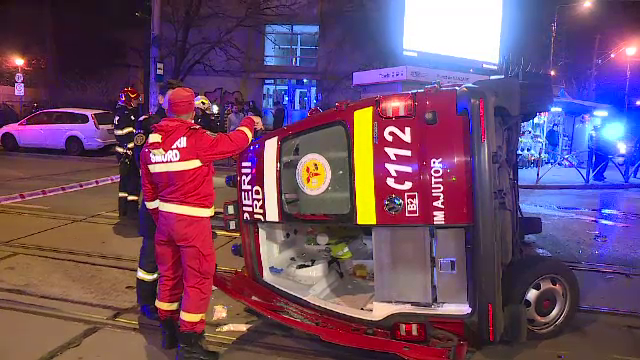 Patru răniți, în București, după ce o ambulanță a fost lovită într-o intersecție și s-a răsturnat. GALERIE FOTO - Imaginea 1
