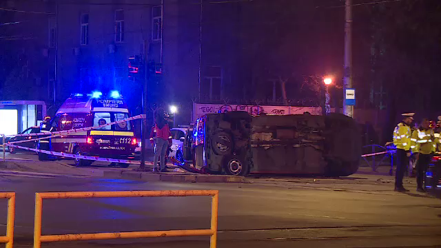 Patru răniți, în București, după ce o ambulanță a fost lovită într-o intersecție și s-a răsturnat. GALERIE FOTO - Imaginea 2