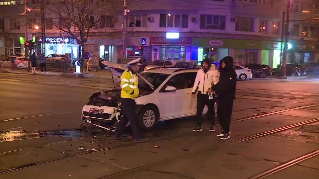 Patru răniți, în București, după ce o ambulanță a fost lovită într-o intersecție și s-a răsturnat. GALERIE FOTO - Imaginea 3