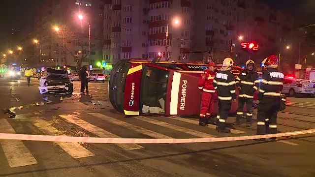 Patru răniți, în București, după ce o ambulanță a fost lovită într-o intersecție și s-a răsturnat. GALERIE FOTO - Imaginea 4