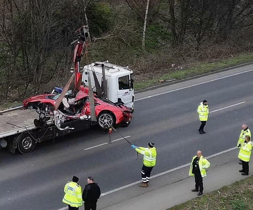 Șofer de Ferrari, mort în urma unui accident cumplit. Bolidul s-a făcut praf | FOTO&VIDEO - Imaginea 1