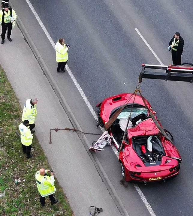 Șofer de Ferrari, mort în urma unui accident cumplit. Bolidul s-a făcut praf | FOTO&VIDEO - Imaginea 2