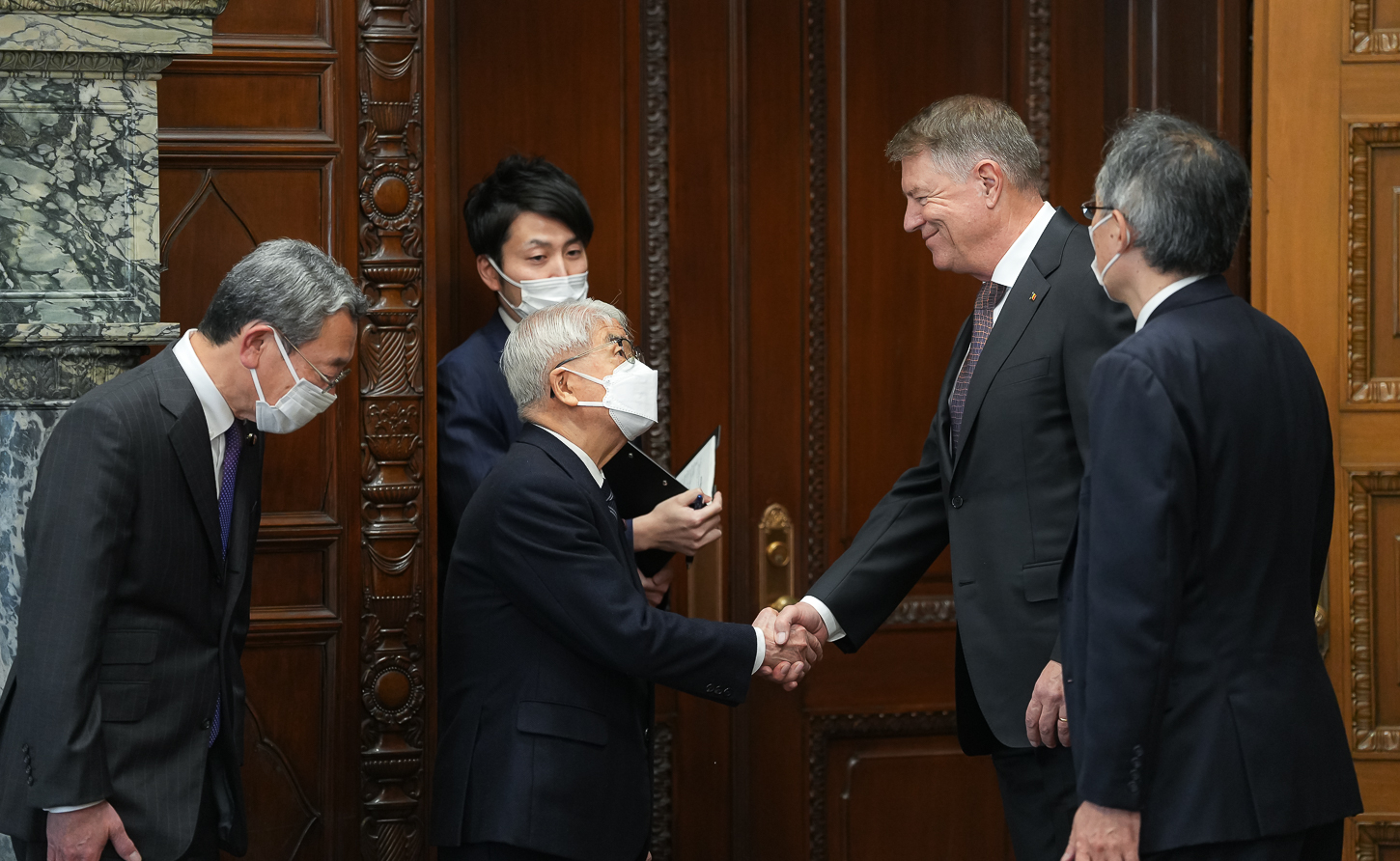 FOTO. Președintele Klaus Iohannis, singurul care nu a purtat mască la întâlnirea cu oficialii Japoniei, în Tokyo - Imaginea 1