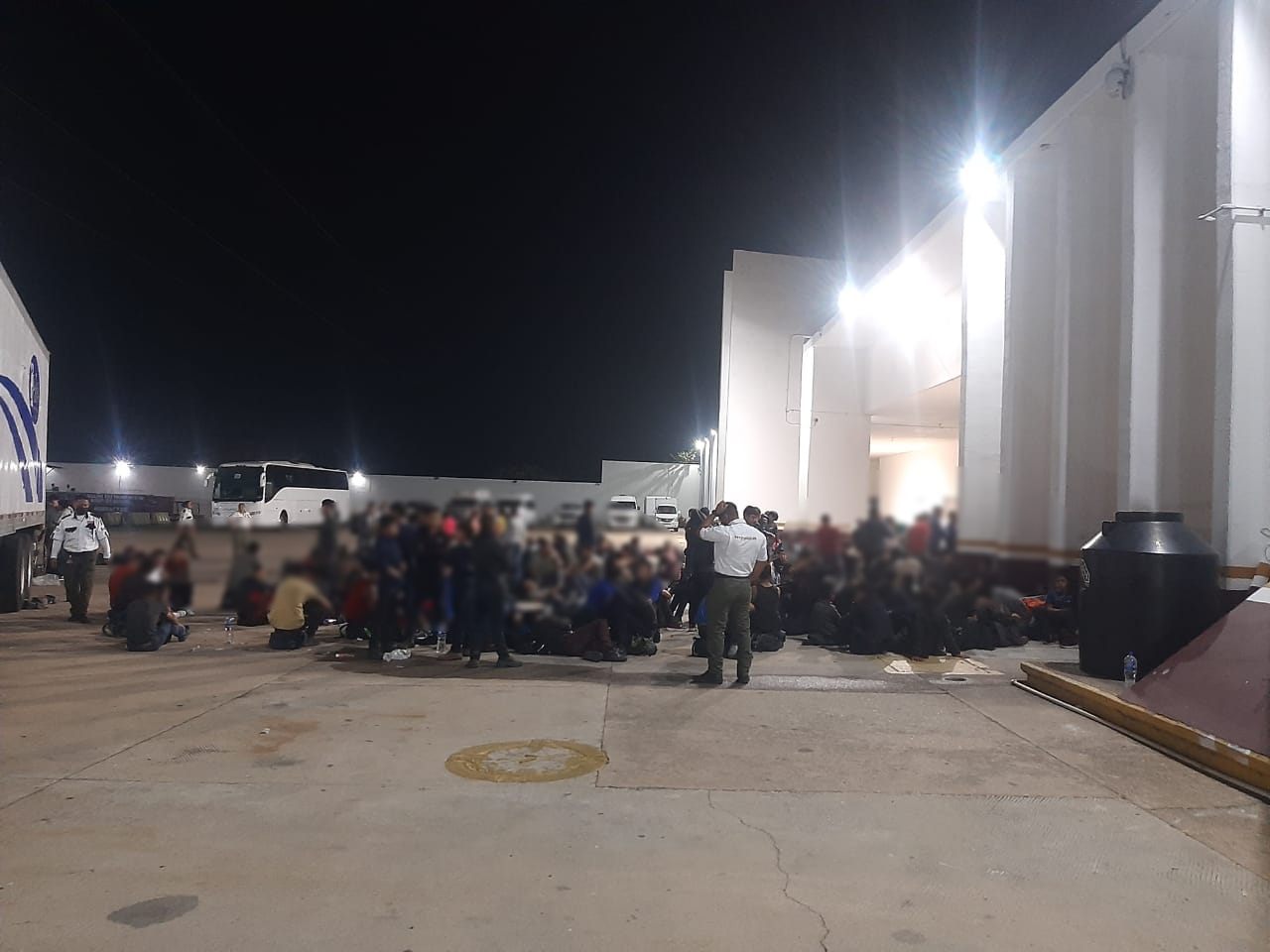 Descoperire incredibilă: 340 de oameni, înghesuiți într-un TIR, în Mexic. GALERIE FOTO și VIDEO - Imaginea 4