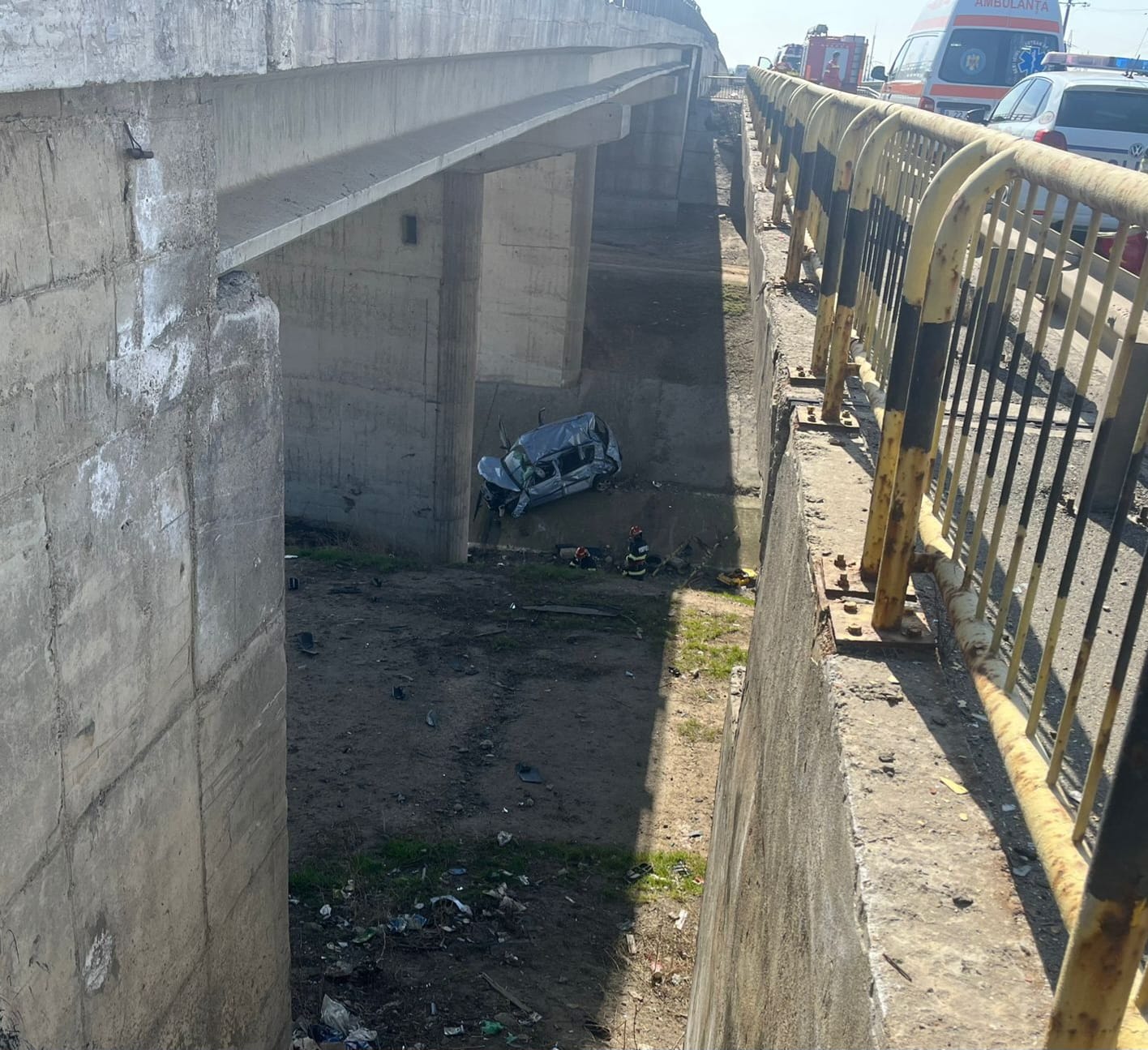 Accident grav în județul Ialomița. Două persoane au fost rănite după ce au căzut cu maşina de pe un pod. GALERIE FOTO - Imaginea 3