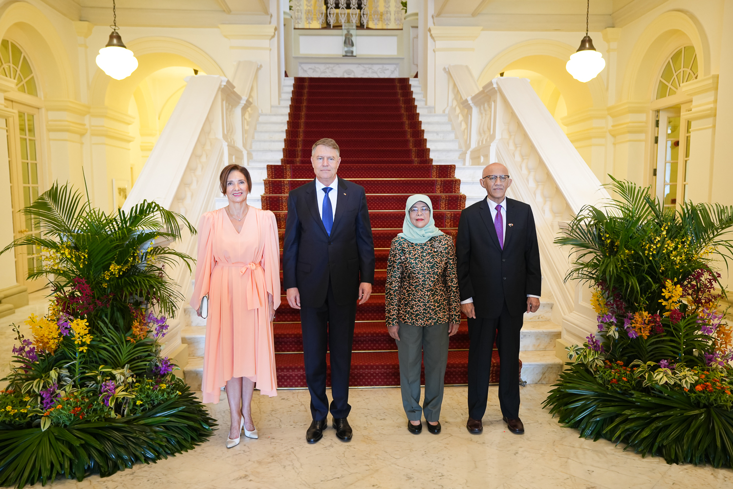 Klaus Iohannis a început vizita de stat în Singapore. A fost primit de președintele Halimah Yacob | GALERIE FOTO - Imaginea 1