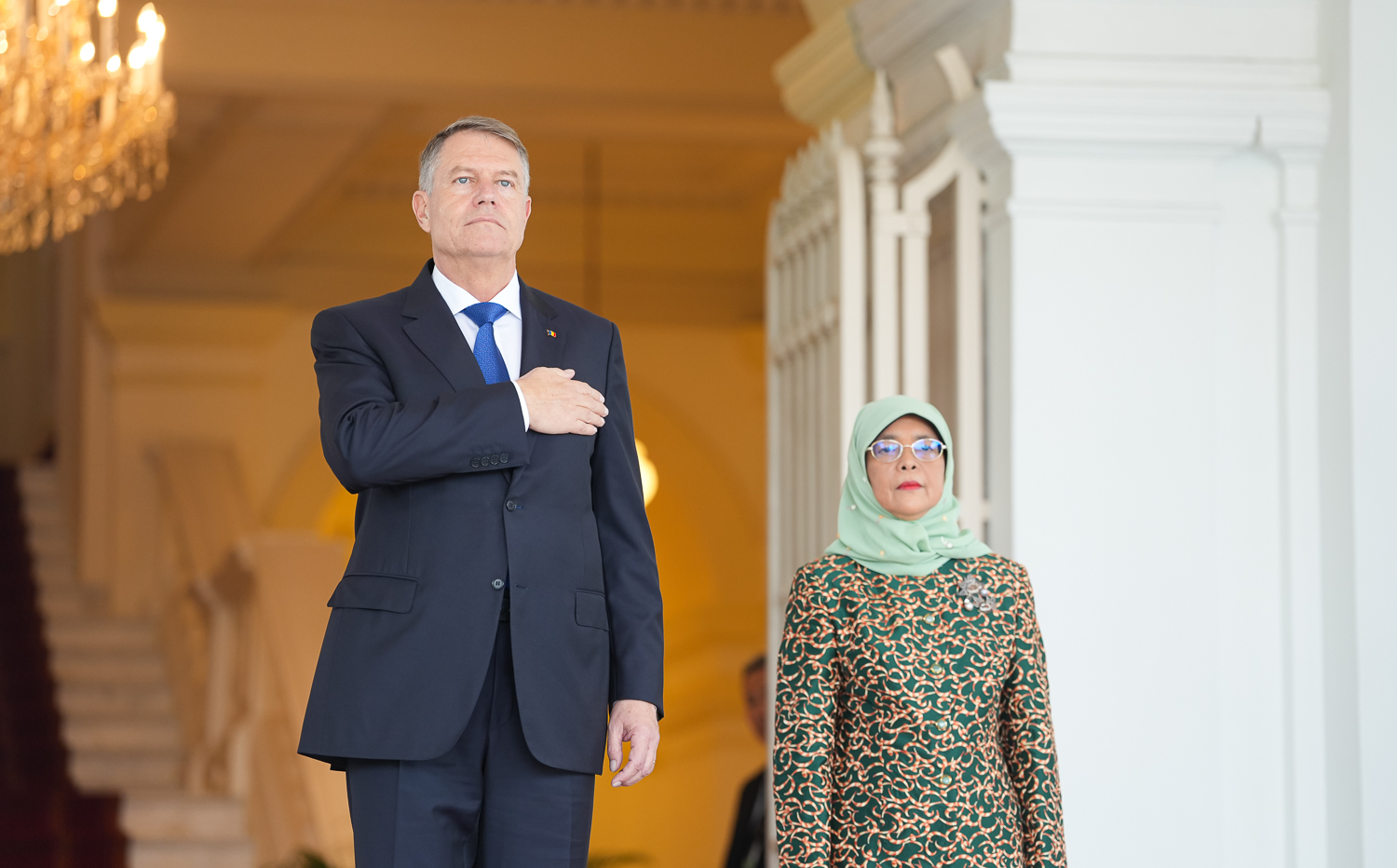 Klaus Iohannis a început vizita de stat în Singapore. A fost primit de președintele Halimah Yacob | GALERIE FOTO - Imaginea 3