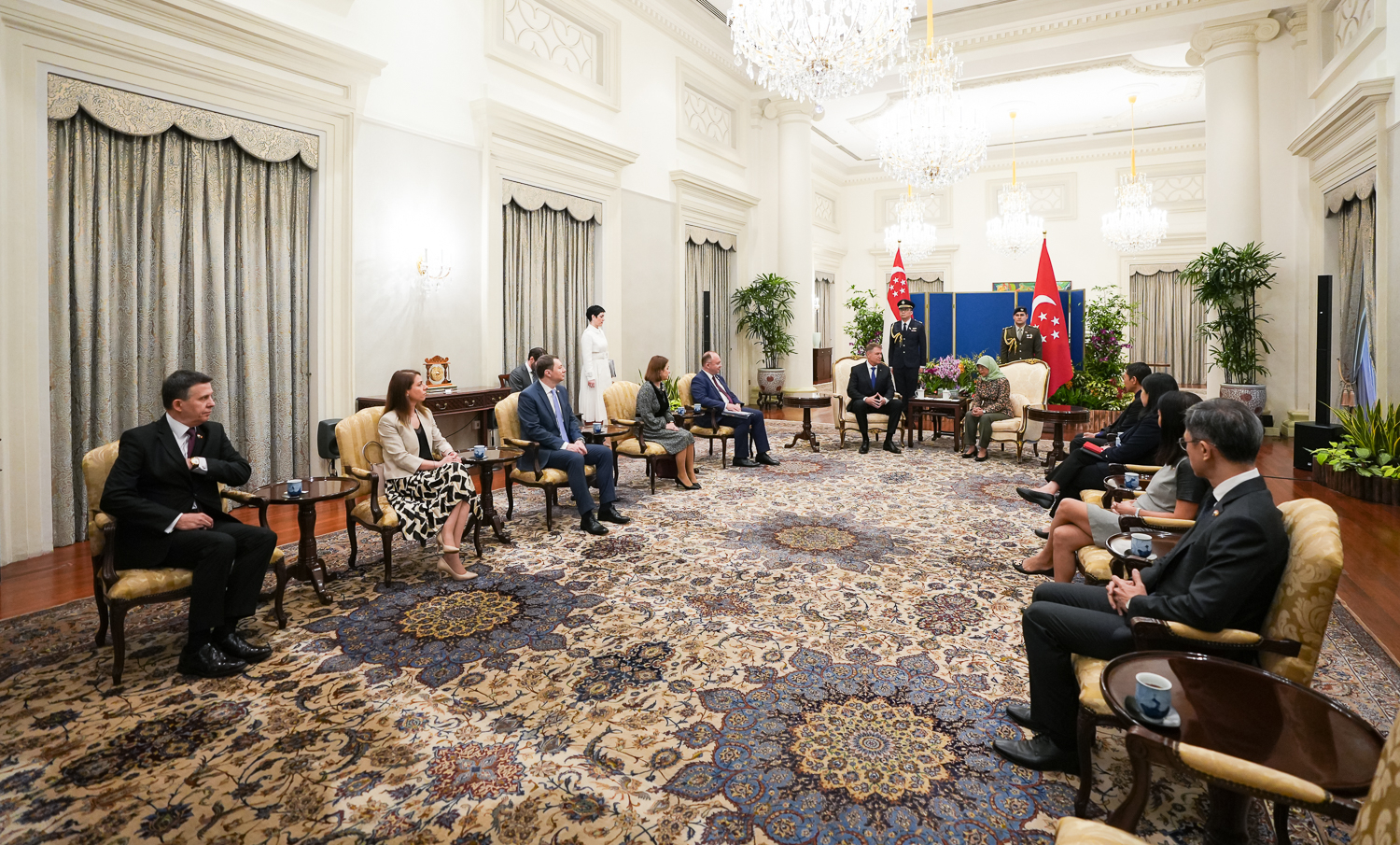 Klaus Iohannis a început vizita de stat în Singapore. A fost primit de președintele Halimah Yacob | GALERIE FOTO - Imaginea 4