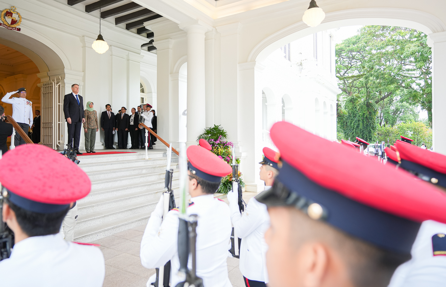 Klaus Iohannis a început vizita de stat în Singapore. A fost primit de președintele Halimah Yacob | GALERIE FOTO - Imaginea 5
