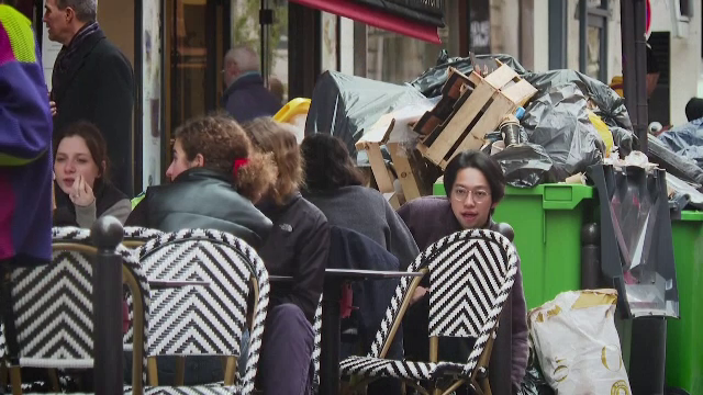 Parisul, transformat într-un imens coș de gunoi din cauza grevei gunoierilor. Protestele continuă în toată țara. GALERIE FOTO - Imaginea 1