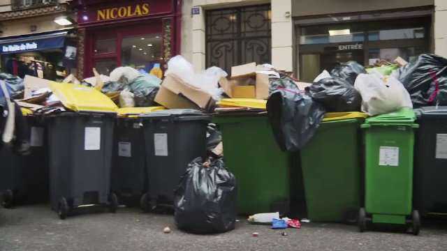 Parisul, transformat într-un imens coș de gunoi din cauza grevei gunoierilor. Protestele continuă în toată țara. GALERIE FOTO - Imaginea 2