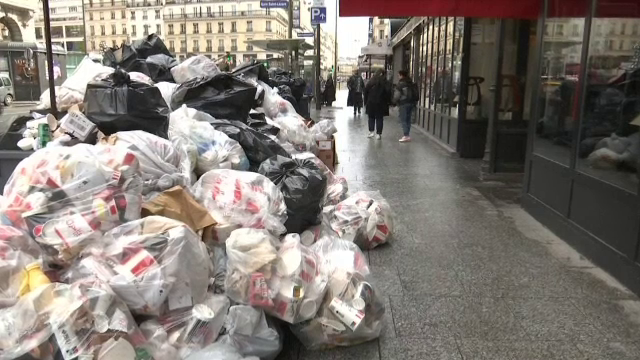 Parisul, transformat într-un imens coș de gunoi din cauza grevei gunoierilor. Protestele continuă în toată țara. GALERIE FOTO - Imaginea 4