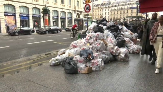 Parisul, transformat într-un imens coș de gunoi din cauza grevei gunoierilor. Protestele continuă în toată țara. GALERIE FOTO - Imaginea 9