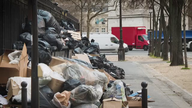 Parisul, transformat într-un imens coș de gunoi din cauza grevei gunoierilor. Protestele continuă în toată țara. GALERIE FOTO - Imaginea 11