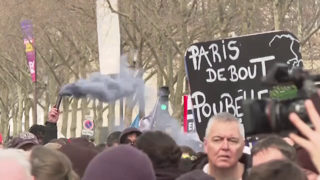 Parisul, transformat într-un imens coș de gunoi din cauza grevei gunoierilor. Protestele continuă în toată țara. GALERIE FOTO - Imaginea 13