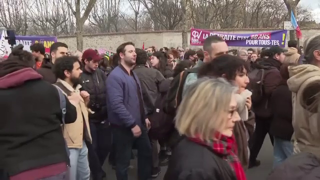 Parisul, transformat într-un imens coș de gunoi din cauza grevei gunoierilor. Protestele continuă în toată țara. GALERIE FOTO - Imaginea 14