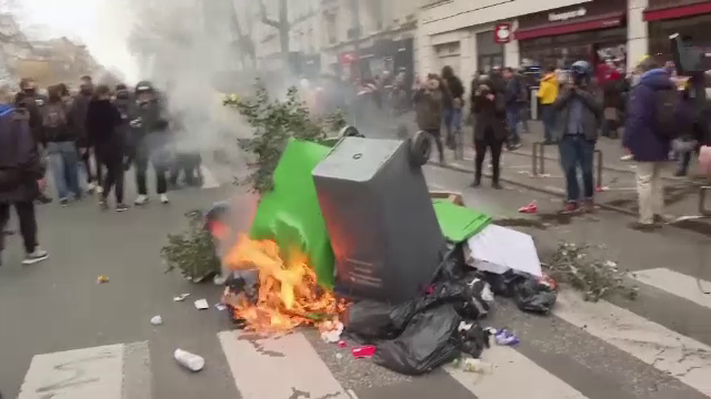 Parisul, transformat într-un imens coș de gunoi din cauza grevei gunoierilor. Protestele continuă în toată țara. GALERIE FOTO - Imaginea 15