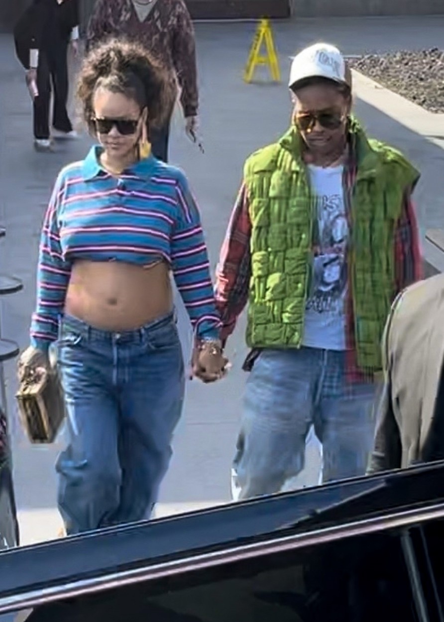 Rihanna și ASAP Rocky, mai îndrăgostiți ca niciodată. Cum au apărut pe străzile din California | GALERIE FOTO - Imaginea 7