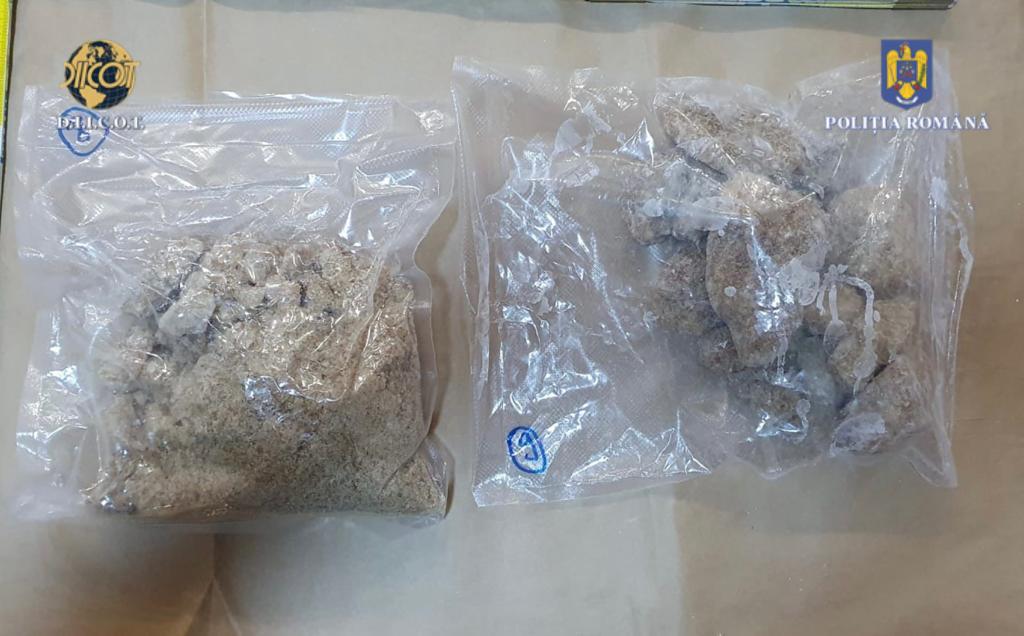 Kilograme de droguri trimise prin curier din Olanda în România. Ce au pățit doi români când au mers să le ridice. FOTO - Imaginea 4