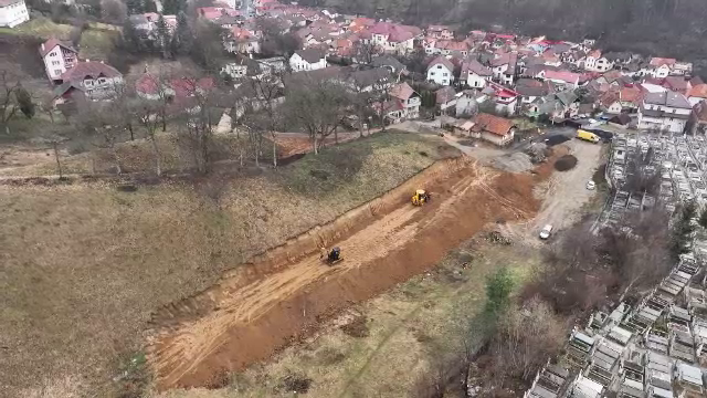 Reacția unui preot din Brașov când a fost prins excavând un deal de jur-împrejur fără autorizație. GALERIE FOTO - Imaginea 3