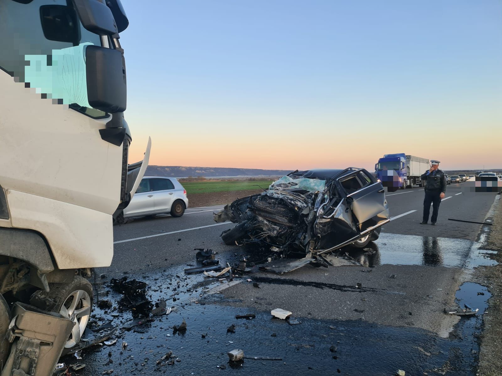 Grav accident în Vrancea, cu două TIR-uri și un autoturism care intrase în depășire. FOTO - Imaginea 2
