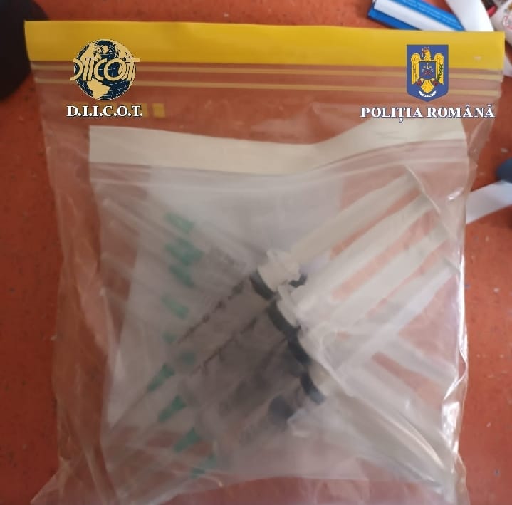 Ce au găsit polițiștii în locuința din Capitală a unui bărbat. Avea cu el 44.000 de lei, obținuți din vânzarea lor - Imaginea 2