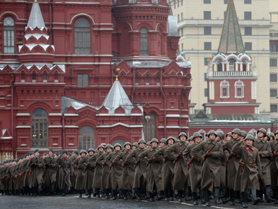 Rusii aniverseaza astazi 20 de ani de cand i-au alungat pe comunisti
