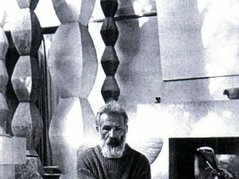 Constantin Brancusi, comemorat la Targu-Jiu cu o coliva, iar la Paris cu imagini unice ale marelui sculptor roman