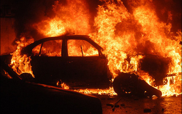 Un minor a fost reținut în București după ce a dat foc la șapte mașini