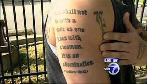 Un american si-a tatuat un pasaj din Biblie fara sa stie ce urmeaza cateva randuri mai jos