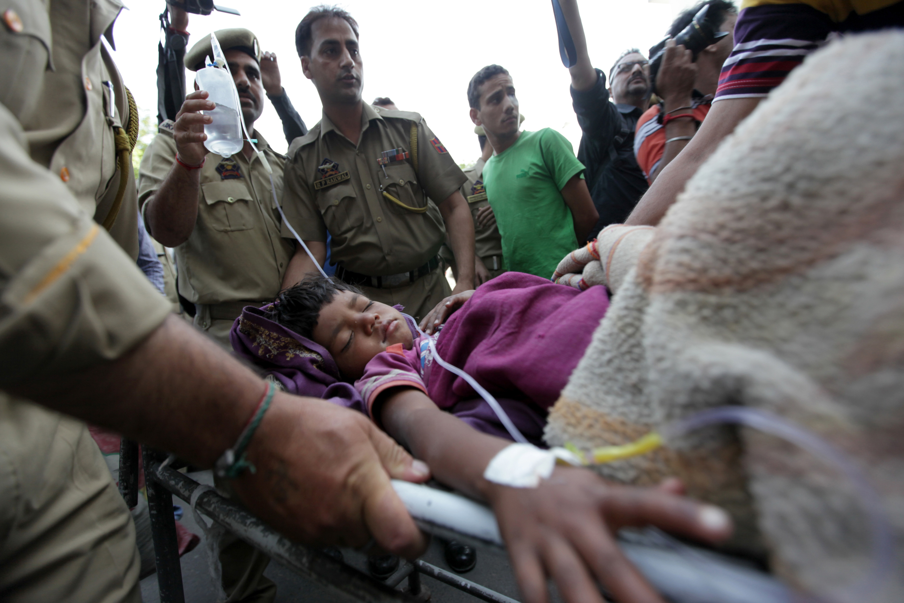 Cutremur in India: autoritatile anunta cel putin 2 morti si 70 de raniti. GALERIE FOTO